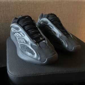 Adidas Yeezy 700 V3